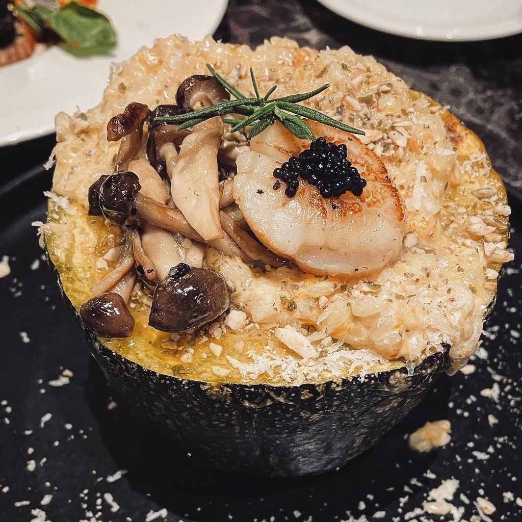 【台東市】強強廚房：整顆南瓜盛著奶油燉飯，刨上大量的帕瑪森起