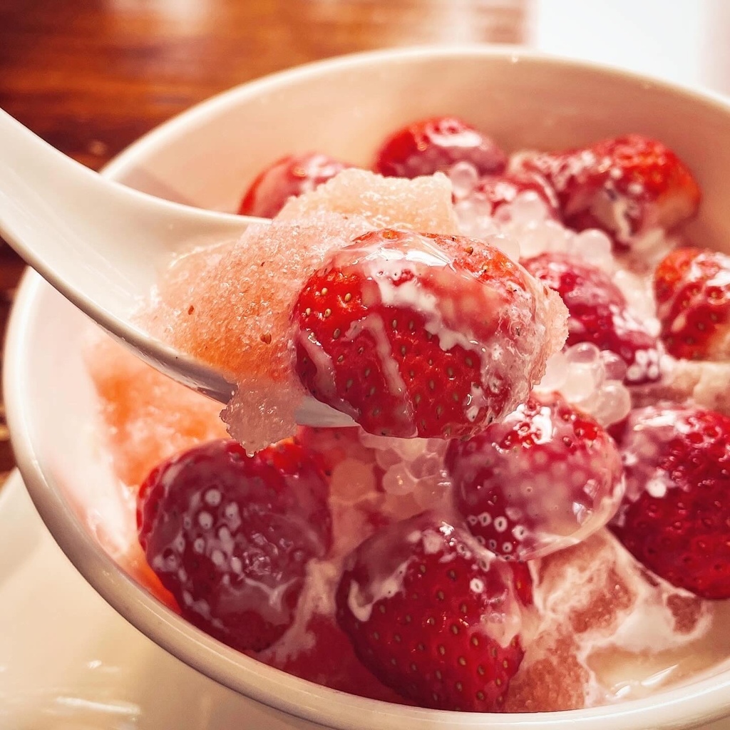 【捷運忠孝敦化站】騷豆花創始店：新鮮草莓給的大方，豆花綿密豆