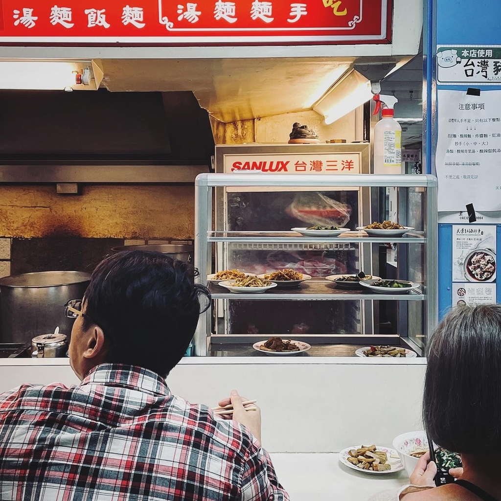 【捷運忠孝敦化站】美景紅油抄手：台北東區美食老店，餐期時間排