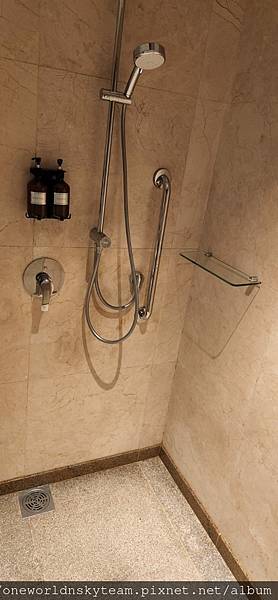 05.LOUNGE SHOWER ROOM.jpg 05.LOUNGE SHOWER ROOM.jpg
