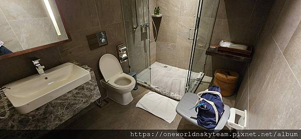 LOUNGE SHOWER ROOM.jpg