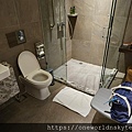 LOUNGE SHOWER ROOM.jpg