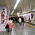 千代田線--明治神宮前駅，超多人的