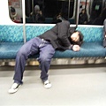 電車上睡得很香甜的男子XD