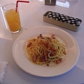 今日午餐：培根義大利麵+柳橙汁
