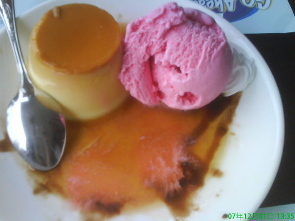 Cream caramel w/strawberry ice cream