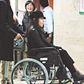 坐 著 輪 椅 去 醫 院 檢 查。