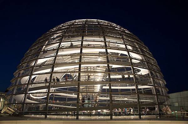 1024px-Reichstag_Dome_at_night