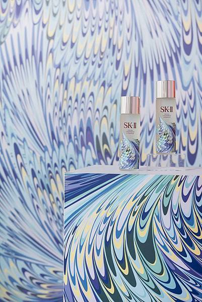 SK-II 青春露聖誕限定版 墨流極藝工房_情境照-純淨之藍