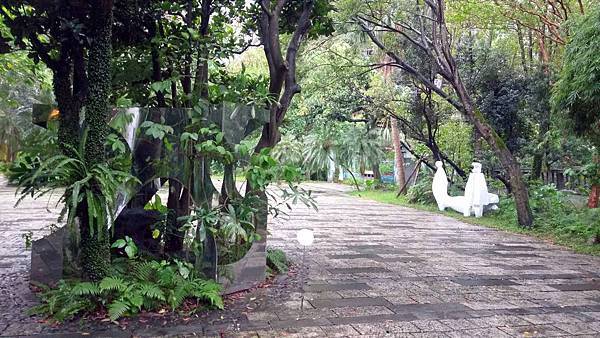 《環與・鏡像》(左)及《鳥憩・松菸》(右),用作品與環境產生對話,期望引導觀者思考與環境相處的方式.jpg 《環與・鏡像》(左)及《鳥憩・松菸》(右),用作品與環境產生對話,期望引導觀者思考與環境相處的方式.jpg