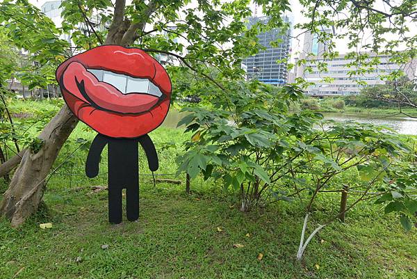 《欸!有人來了》用誇張的圖案,以趣味的方式,從動植物的視角宣導民眾珍惜大自然.JPG 《欸!有人來了》用誇張的圖案,以趣味的方式,從動植物的視角宣導民眾珍惜大自然.JPG