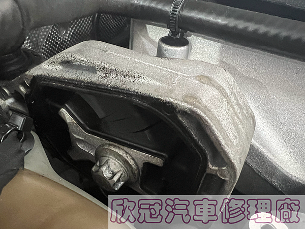 BENZ W118 CLA35 - 引擎抖動、M260汽缸蓋 BENZ W118 CLA35 - 引擎抖動、M260汽缸蓋