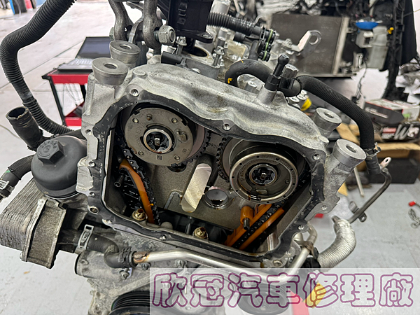 BENZ W118 CLA35 - 引擎抖動、M260汽缸蓋 BENZ W118 CLA35 - 引擎抖動、M260汽缸蓋