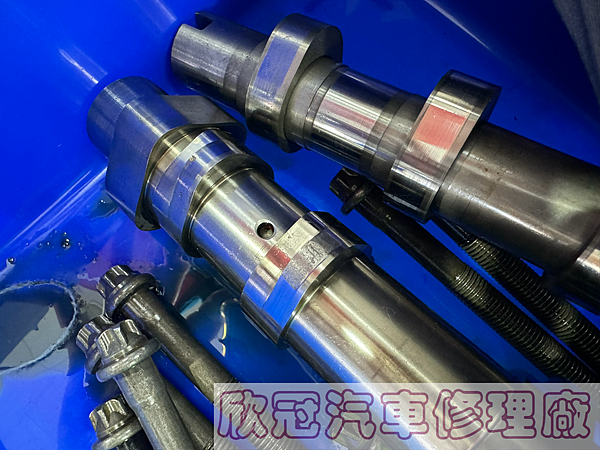 BENZ W118 CLA35 - 引擎抖動、M260汽缸蓋 BENZ W118 CLA35 - 引擎抖動、M260汽缸蓋