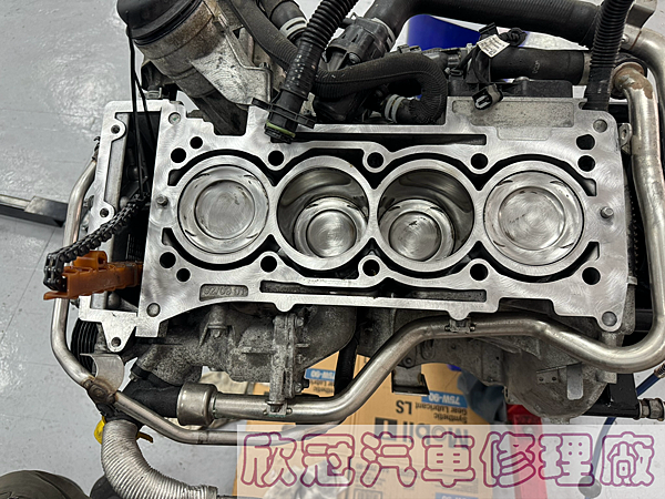 BENZ W118 CLA35 - 引擎抖動、M260汽缸蓋 BENZ W118 CLA35 - 引擎抖動、M260汽缸蓋