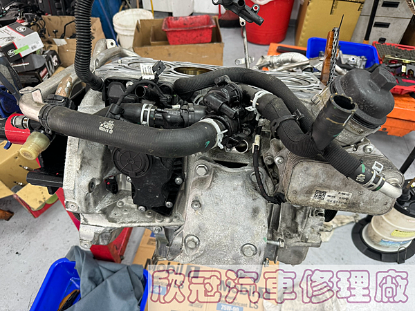 BENZ W118 CLA35 - 引擎抖動、M260汽缸蓋 BENZ W118 CLA35 - 引擎抖動、M260汽缸蓋