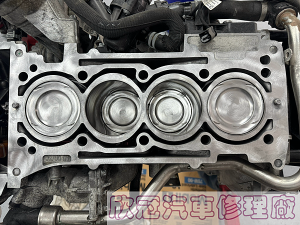 BENZ W118 CLA35 - 引擎抖動、M260汽缸蓋 BENZ W118 CLA35 - 引擎抖動、M260汽缸蓋