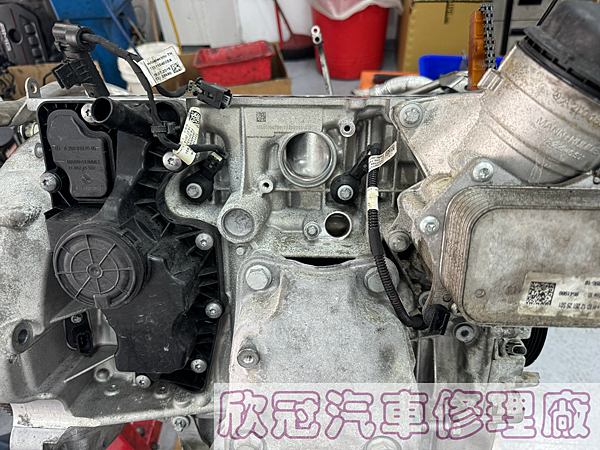 BENZ W118 CLA35 - 引擎抖動、M260汽缸蓋 BENZ W118 CLA35 - 引擎抖動、M260汽缸蓋