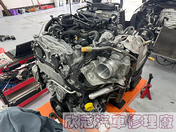 BENZ W118 CLA35 - 引擎抖動、M260汽缸蓋 BENZ W118 CLA35 - 引擎抖動、M260汽缸蓋