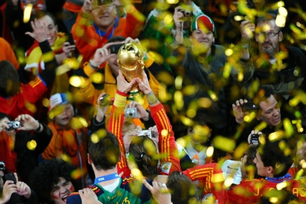 00555cef527df85a76bd168b4540e27d-getty-fbl-wc2010-match64-ned-esp-trophy.jpg