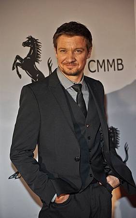 Jeremy Renner (17).jpg