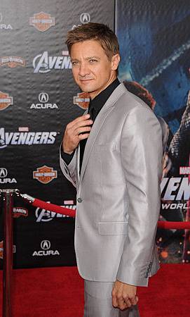 Jeremy Renner (18).jpg