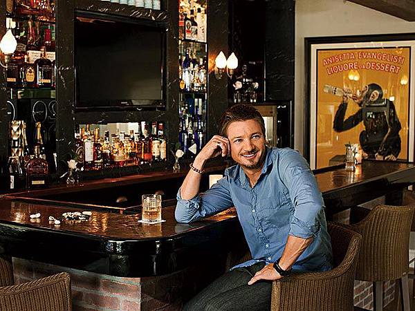 People-2010-jeremy-renner-30900299-660-495.jpg