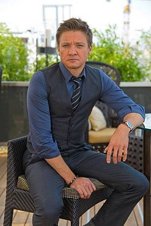 Jeremy+Renner+Jeremy+Renner+Poses+Bourne+Legacy+tsca9PQWvQ-l.jpg