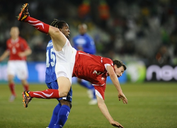 fcbedf538a035903c4ac61787a645183-getty-fbl-wc2010-match48-sui-hon.jpg