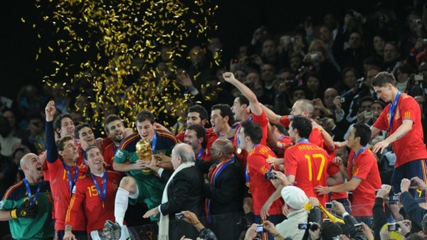 d448fbc27b4dfc3cb6a769b041a79886-getty-fbl-wc2010-match64-ned-esp-trophy.jpg