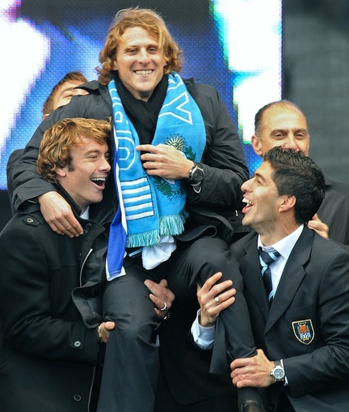 a309188f5188cfc37e496a07396332ba-getty-fbl-wc2010-uru-welcome-ceremony.jpg