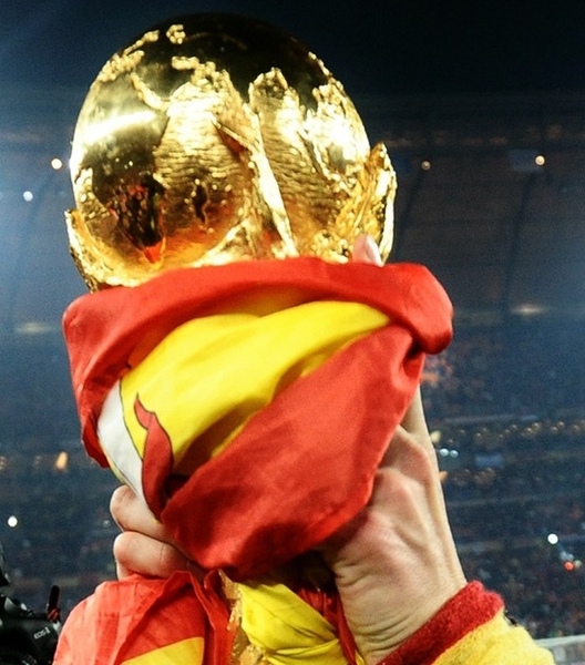 625649399e1260b46b0ba96b29c0a804-getty-fbl-wc2010-match64-ned-esp-trophy.jpg