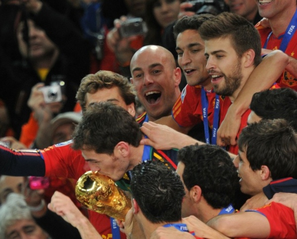 90c0aa9889628ff4122ecdb1c963008d-getty-fbl-wc2010-match64-ned-esp-trophy.jpg