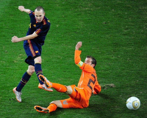 a82df6fc31a0c3ee65362a9bef3ce7bf-getty-topshots-fbl-wc2010-match64-ned-esp.jpg