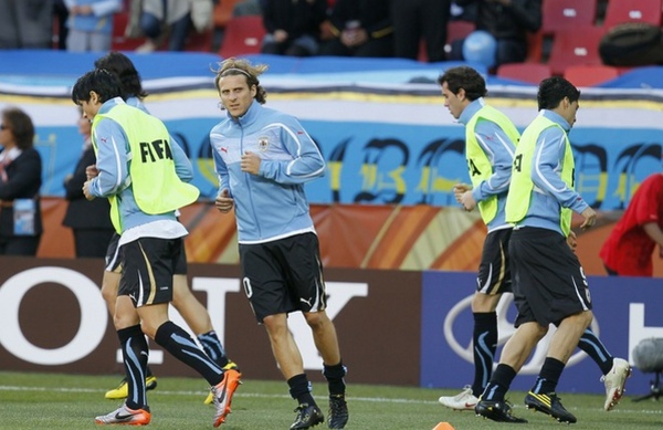 89bbffd6b59e62f88925662e486a2cd2-getty-fbl-wc2010-match49-uru-kor.jpg