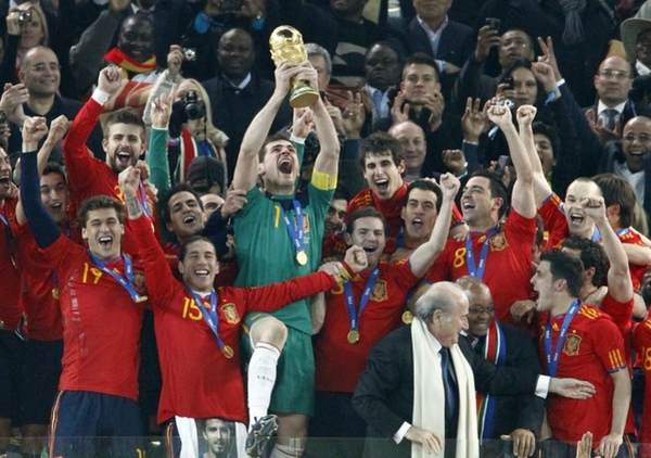 e4f491ff97c14c4b6a6575466d42bc39-getty-fbl-wc2010-match64-ned-esp-trophy.jpg