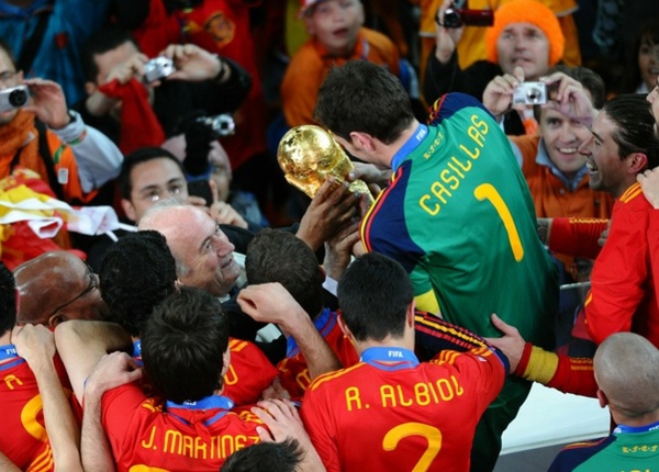 9a00553b11690a31b940947f094edc73-getty-fbl-wc2010-match64-ned-esp-trophy.jpg