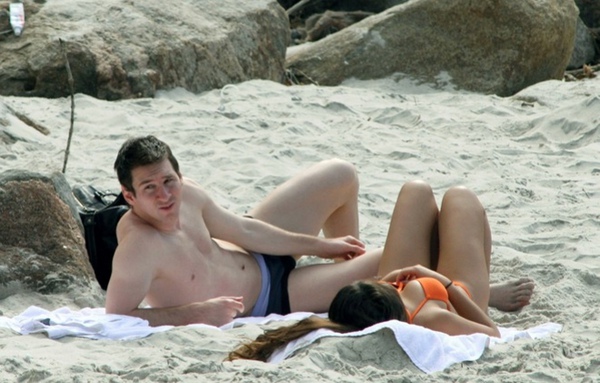 e3e2c2fffd049cea14ab3b0e0ad15366-getty-fbl-brazil-messi-beach.jpg