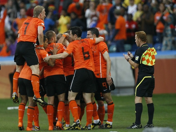 4dd591445b52bed63ddc4365a0083483-getty-fbl-wc2010-match53-ned-svk.jpg