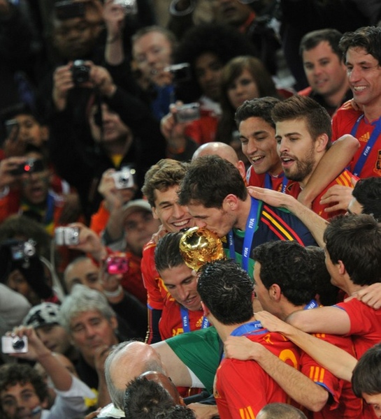 9b5c57c202e5dd14cbfba7263f62cc16-getty-fbl-wc2010-match64-ned-esp-trophy.jpg