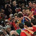 9b5c57c202e5dd14cbfba7263f62cc16-getty-fbl-wc2010-match64-ned-esp-trophy.jpg