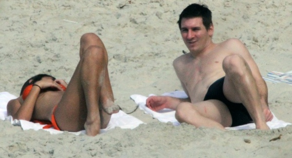 b38bb3c8f99d24cb0562364dc710ab28-getty-fbl-brazil-messi-beach.jpg