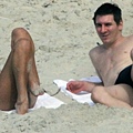 b38bb3c8f99d24cb0562364dc710ab28-getty-fbl-brazil-messi-beach.jpg