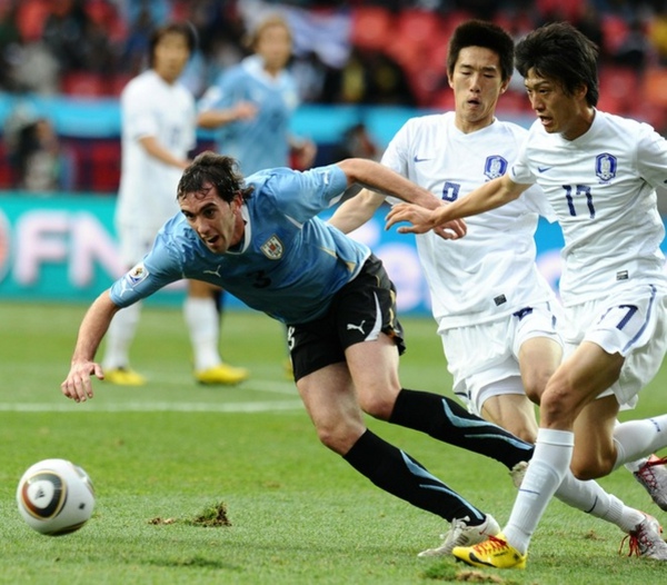 df3f8ce02dd9556db6bb89641629818a-getty-fbl-wc2010-match49-uru-kor.jpg