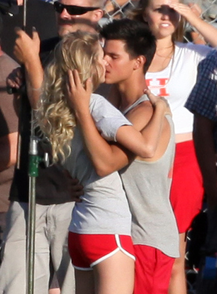 taylor_lautner_taylor_swift_kissing.jpg