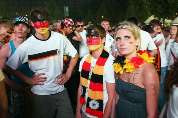 8f3330a2dce075e1f6d01afaf4d7dac2-getty-fbl-wc2010-ger-esp-supporters-cologne.jpg