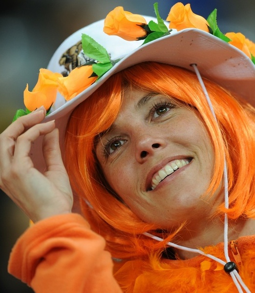 b799c91a86676fb04e0efd3f72e8f5e2-getty-fbl-wc2010-match61-uru-ned-supporters.jpg