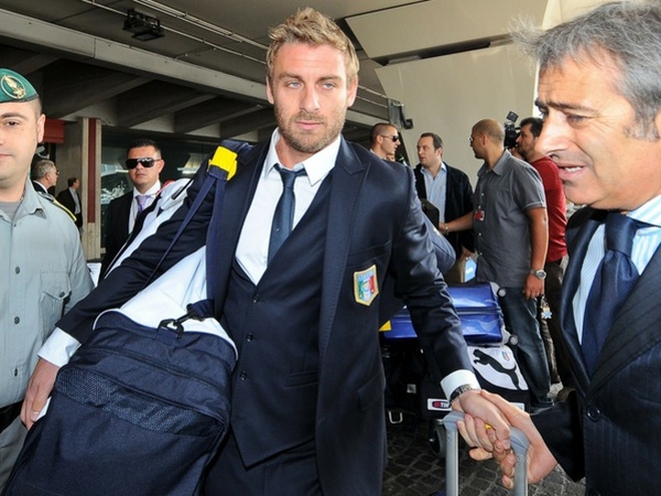 0d22a27837db63cca1f50df7d9455a0a-getty-fbl-wc2010-ita-de_rossi.jpg