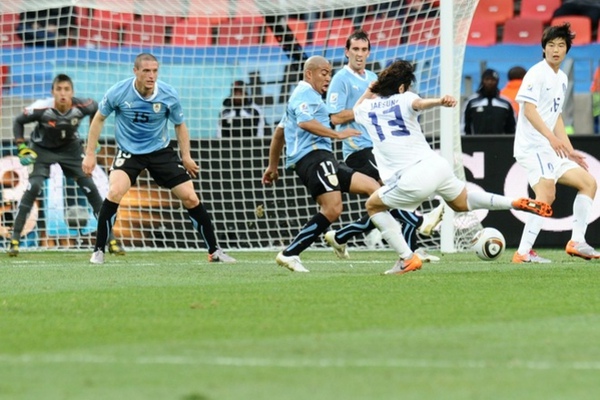 efe5ea94eba0e04897db26def2027872-getty-fbl-wc2010-match49-uru-kor.jpg