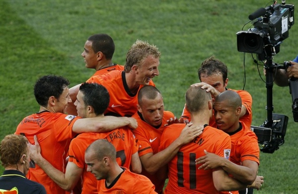 bda550bcf6d25029730166399f857784-getty-fbl-wc2010-match53-ned-svk.jpg